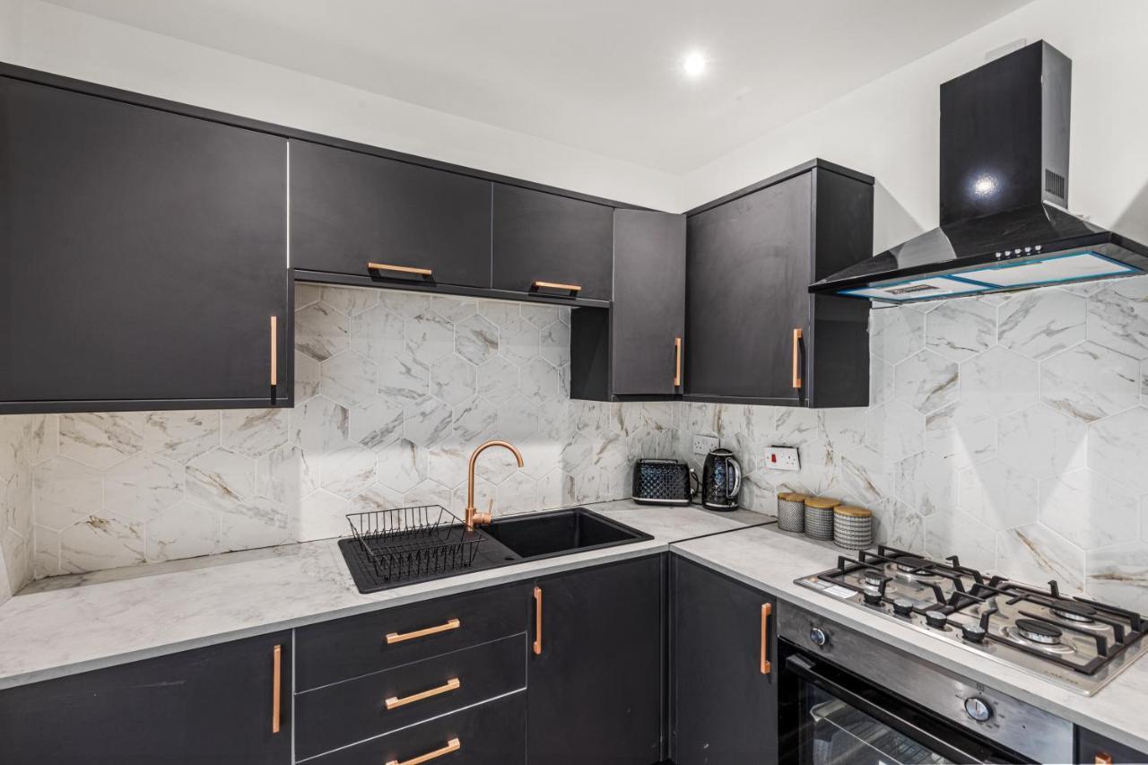 Walsall - 4 Bedroom House, Wi-Fi, Garden , Sleeps 8 - Jrr Stays Bescot Dış mekan fotoğraf
