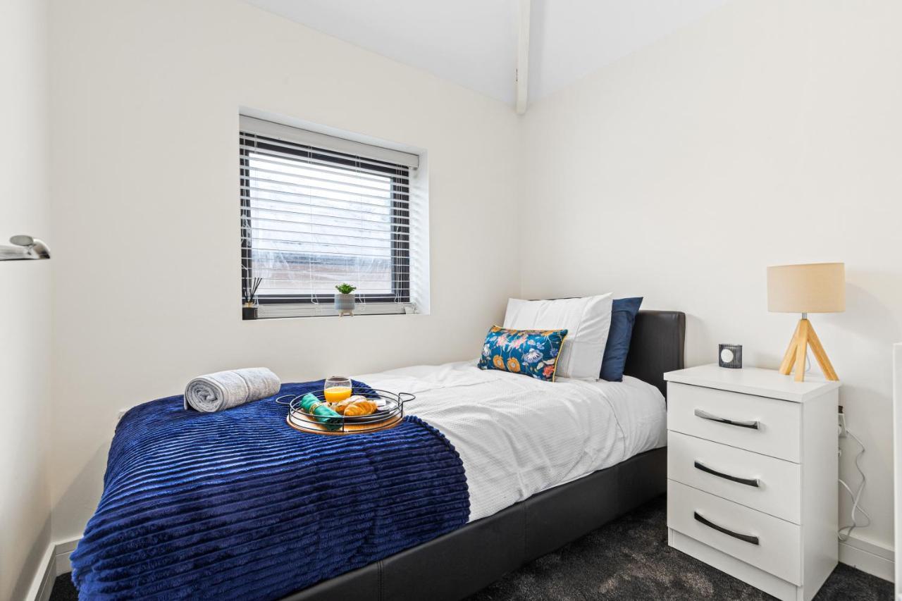 Walsall - 4 Bedroom House, Wi-Fi, Garden , Sleeps 8 - Jrr Stays Bescot Dış mekan fotoğraf