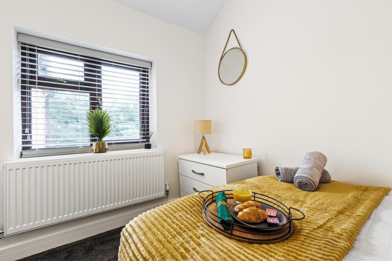 Walsall - 4 Bedroom House, Wi-Fi, Garden , Sleeps 8 - Jrr Stays Bescot Dış mekan fotoğraf