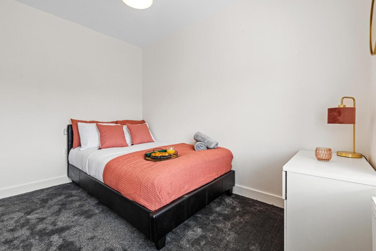 Walsall - 4 Bedroom House, Wi-Fi, Garden , Sleeps 8 - Jrr Stays Bescot Dış mekan fotoğraf